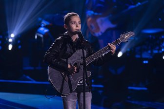 Levy bei „The Voice Kids“ – Warum so viele Schwarzenberger dem jungen Dresdner die Daumen drücken - Mit seiner Gitarre und einer klaren Stimme überzeugte Levy die Jury. Seine Interpretation von Rosenstolz’ „Auch im Regen“ sorgte nicht nur bei den Juroren für Gänsehaut.