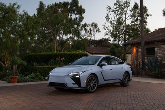 Lexus ES drängt im Sommer in die elektrische Oberliga - Erste Elektro-Limousine von Lexus: Mit der achten Generation des ES bringt Lexus erstmals eine vollelektrische Variante seiner Premium-Limousine auf den Markt.