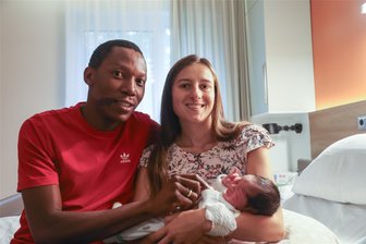 Liam Tsakani ist das Jubiläumsbaby: Chemnitzer DRK-Krankenhaus feiert 1000. Geburt - Tlangelani Leonard und Tina Marie Hlungwane freuen sich über die Geburt ihres Babys Liam Tsakani. Der Junge kam am Sonntag zur Welt. Es war die 1000. Geburt am DRK Krankenhaus Rabenstein in diesem Jahr.