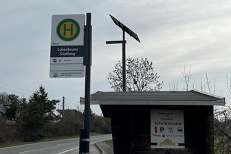 Licht an Bushaltestelle: Bösenbrunn setzt dauerhaft auf Solar - Die Solarlampe an der Bushaltestelle Siedlung Schönbrunn.