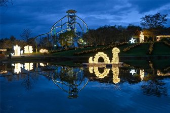 Licht an im Sonnenlandpark Lichtenau: Show beginnt am Freitag - Die Riesenrutsche und Lichtattraktionen am Badesee, im Vordergrund Nessie, das Ungeheuer von Loch Ness.