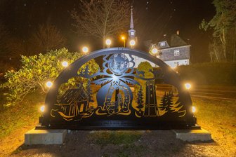 Licht an im vogtländischen Vogelsgrün - Der Schwibbogen gehört zur Weihnachtszeit in Schnarrtanne-Vogelsgrün - dazu.