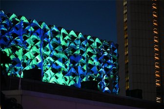 Licht an in Chemnitz: Worauf sich Besucher beim „Light our Vision“ freuen können - „Paradiesisches Videomapping auf Erden“ projiziert Liudmila Siewerski an die Stadthallenfassade.