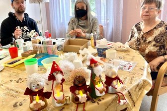Licht aus dem Weihnachtsland soll Menschen im Ahrtal erreichen - In der Sozialtherapeutischen Wohnstätte der Diakonie in Thum wird dieser Tage fleißig fürs Ahrtal gebastelt. Die Bewohner Nils und Hanna-Helga erhalten dabei Hilfe von Betreuerin Anne Schmiedel (Mitte).