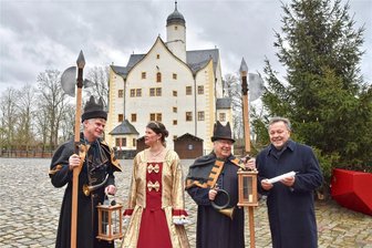 Licht aus im Wasserschloß: Warum es in Klaffenbach noch einmal Stollen und Glühwein gibt - Benno Thiemer, Antonia Peters, Jörg Sattler und Wieland Müller werden am Sonntag für Unterhaltung sorgen.