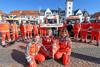Licht der Hoffnung und Menschlichkeit in Freiberg - Die Mitarbeiter des Deutschen Roten Kreuzes Mittelsachsen mit dem Licht der Hoffnung auf dem Obermarkt in Freiberg.