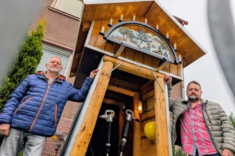 Licht im Schacht: Wie ein Vater-Sohn-Duo aus dem Erzgebirge die Bergbaugeschichte ehrt - René (r.) und Volkmar Jeltsch haben im Garten ihres Hauses in Neuwürschnitz das Modell eines Schachteingangs errichtet. Für sie ist das mit einer besonderen Symbolkraft verbunden.