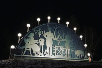 Licht in der Corona-Krise: Weltgrößter Schwibbogen leuchtet jetzt mit - Seit Mittwochabend leuchtet der Riesenschwibbogen von Johanngeorgenstadt wieder.