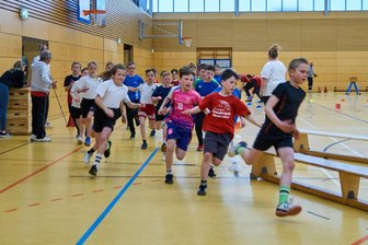 Licht und Schatten bei Leichtathletik-Kreismeisterschaften in Stollberg - Die Altersklasse 9, hier beim Rundenlauf, war erfreulich stark besetzt.