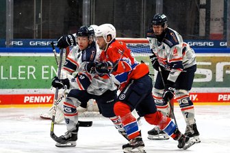 Licht und Schatten für Eishockey-Wölfe aus dem Erzgebirge bei Duellen in Berlin - Das war eine klare Angelegenheit: Gegen die Eisbären Junioren Berlin siegten die Schönheider Wölfe 8:1.