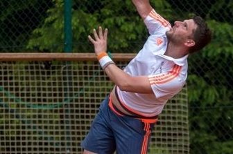 Licht und Schatten zum Auftakt der Freiluftsaison - Riccardo Seifert vom TC Marienberg setzt zum Schmetterball an - zum Sieg reichte es nicht.