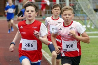 Licht zwischen dunklen Wolken - In 2:43,66 Minuten gewann Philipp Ehrig (links) vom TSV 1872 Pobershau den 800-Meter-Lauf der AK 11. Er verwies Ernst Sieber (Nummer 890) vom LV 90 Erzgebirge mit fünf Sekunden Vorsprung auf Platz 2.