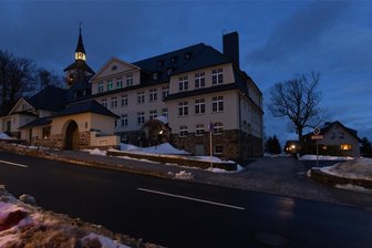 Lichtblick im nächsten Advent: Bergstadt im Erzgebirge reagiert auf Kritik - Trauriger Anblick: Während der Kirchturm (rechts hinten) und benachbarte Häuser in der Adventszeit festlichen Lichterglanz verbreiteten, blieb die Oberschule in Jöhstadt stets bis zu den Weihnachtsferien dunkel. Dieses Jahr soll es zumindest Lichtblicke geben.