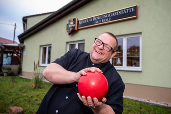 Lichtblick in Wechselburg: Andy Buchholz haucht Kegel- und Bowlingbahn „Gut Holz“ wieder Leben ein - Andy Buchholz ist neuer Pächter der Kegel- und Bowlingbahn „Gut Holz“ in Wechselburg. Kegeln kann er bisher nicht, will es aber nun lernen.