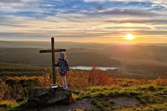 Lichtblicke aus dem Erzgebirge: Das sind die Bilder des Herbstes - „Da steht man da, mitten auf dem Bärenstein, und fühlt sich wie in Kanada! Wunderschön!“ Dieses Foto von Jeanette Klaubert gewann im letzten Jahr den „Freie Presse“-Fotowettbewerb. Welches Bild macht diesmal das Rennen? Nun stehen die letzten fünf von 20 Kandidaten fest.