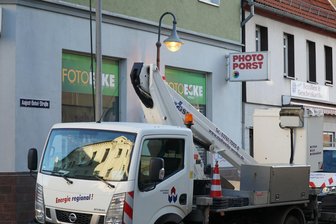 Lichtblicke für Werdau: Stadtwerke-Team repariert 550 Lampen im Jahr - Wenn das Stadtwerke-Fahrzeug mit Hebebühne durch Werdau rollt, ist eine Straßenlampe kaputt.