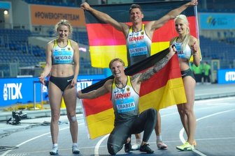 Lichtblicke in schwerer Zeit - Dieser Ausflug ins polnische Chorzow hatte sich für Anne Weigold (l.) im Frühjahr richtig gelohnt. Bei der Staffel-WM holte sie gemeinsam mit Gregor Traber, dem Leipziger Erik Balnuweit und Monika Zapalska (v. l. n. r.) die Goldmedaille über viermal 110 Meter Hürden für Deutschland.