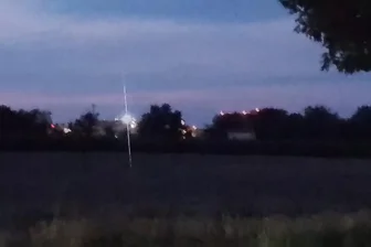 Lichtblitze über Zwickau-Marienthal lassen Autofahrerin rätseln: Das ist die Erklärung dafür - Das markante Licht über Zwickau-Marienthal. Es ist das Leuchtfeuer für den Rettungshubschrauber. Foto: privat