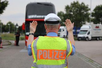 Lichtenau: 23 Reisebusse kontrolliert - Fahrer fährt unter fremdem Namen -