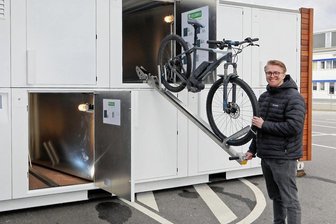 Lichtenau: Bahnhöfe bekommen Fahrradgaragen - Patrick Rabe von der Chemnitzer Firma RWC Factory zeigt, wie eine Container-Fahrradgarage funktioniert. Die Anlage hat 16 Plätze, in die mittels eines Schienensystems Fahrräder eingeparkt werden können. Bezahlt wird mit einer EC- oder Kredit-Karte. Foto: Andreas Kretschel/Archiv