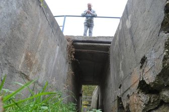 Lichtenau: Ein Drittel der Brücken sind baufällig - Willi Peters von der Garnsdorfer Hauptstraße 106 an der Brücke, die als Zufahrt zu den Wohnhäusern dient. Auch er ist über den schlechten Zustand der Überführung verärgert.