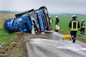 Lichtenau: Tanklaster kippt in Straßengraben - 