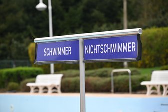 Lichtenau zieht Reißleine: Kein Badewetter, keine Eröffnung - Blick auf den Schwimmer- und Nichtschwimmerbereich im Garndorfer Sommerbad.