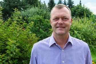 Lichtenauer Bürgermeisterkandidat Andreas Graf: "Ich habe viel Respekt vor dem Amt" - Andreas Graf beim Interview im Garten seines Grundstücks im Lichtenauer Ortsteil Merzdorf.