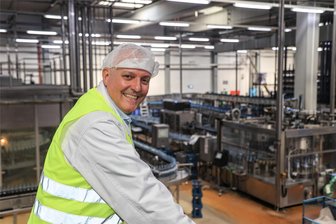 Lichtenauer Mineralquellen: Darf’s noch ein Korn sein? - Seit 15 Jahren ist Paul K. Korn Chef der Lichtenauer Mineralquellen, hier in der Produktionshalle. Der gebürtige Hesse trinkt natürlich auch mal einen Korn, und das K steht für den zweiten Vornamen Klemens, verrät der 60-Jährige.