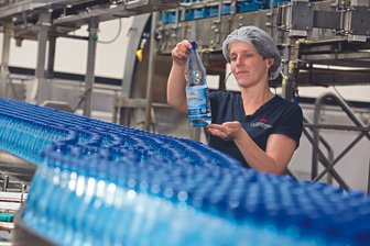 Lichtenauer Mineralquellen steigern ihren Absatz - Qualitätskontrolle des Mineralwassers von Lichtenauer.