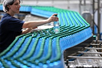 Lichtenauer Mineralquellen: Warum viel Durst dem SOS-Kinderdorf hilft - Lebensmitteltechnikerin Madlen Fiedler überwacht eine Abfüllanlage bei der Lichtenauer Mineralquellen.