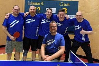 Lichtenauer sind in dieser Saison nicht zu stoppen - Glückliche Aufsteiger: Jens Ditzuhn (v.) Maik Feller, Peter Hoffmann, Domenik Feller, Marcus Schulz, Klaus Schönfeld (h. v. l.) schafften mit dem Lichtenauer SC den Sprung in die Bezirksliga.