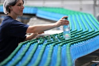 Lichtenauer steigert den Absatz von stillem Wasser mit Aroma - Lebensmitteltechnikerin Madlen Fiedler überwacht die Abfüllanlage bei der Lichtenauer Mineralquellen GmbH.