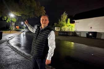 Lichtenauer tappen im Dunkeln: Anwohner fordern wieder beleuchtete Straßen - Sven Höfer ist einer der Einwohner des Lichtenauer Ortsteils Auerswalde, der die Nachtabschaltung der Straßenbeleuchtung abschaffen will, hier vor dem Rathaus in Lichtenau. Der Gemeinderat Lichtenau entscheidet dazu im November.