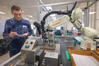 Lichtenauer Wirtschaftstipp: Mehr Mut zum Einsatz von Künstlicher Intelligenz - Arnold-Electronic Lichtenau: Produktionsleiter Ulrich Morawietz am Verzinn-Roboter.