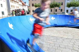Lichtenberg: Debatte um mögliche Pumptrackanlage - Sommer 2024: Die Pumptrackanlage auf dem Schlossplatz in Freiberg erfreute sich großer Beliebtheit. Wäre das auch etwas für Lichtenberg?