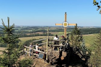 Lichtenberg im Erzgebirge: Auf dem Burgberg thront jetzt ein Gipfelkreuz - Der Burgberg bei Lichtenberg hat jetzt ein Gipfelkreuz. Vom Gipfel kann man bis nach Freiberg und Brand-Erbisdorf schauen.