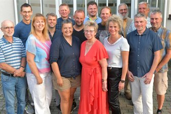 Lichtenberg im Erzgebirge: Das sind die neuen Gemeinderäte - Die neuen Gemeinderäte von Lichtenberg mit Bürgermeisterin Steffi Schädlich (Freie Wähler Mittelsachsen, Mitte) trafen sich am Donnerstagabend zu ihrer ersten offiziellen Sitzung, hier vor dem Rathaus.