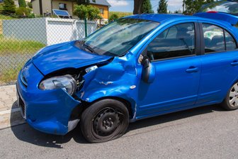 Lichtenberg: Nissan und Moped kollidieren - mindestens ein Verletzter - Ein Moped und ein Nissan kollidierten am Mittwoch in Lichtenberg.