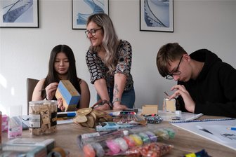 Lichtenberg: Präventionsprojekt zu Drogen in Wohngruppe - Lisa (l.), Suchtberaterin Nicole Pilz und Niklas von der Wohngruppe der Kinderarche Sachsen in Lichtenberg beim Workshop in der Suchtberatung des Diakonischen Werkes in Brand-Erbisdorf.