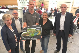 Lichtenberg räumt Preis ab - Die Gemeinde Lichtenberg hat den Kreiswettbewerb „Unser Dorf hat Zukunft“ gewonnen. Bürgermeisterin Steffi Schädlich, Uwe Zimmermann, Daniel Kiefel und Kati Reckwardt mit der Urkunde, die Vizelandrat Lothar Beier übergab.
