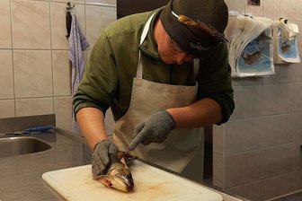 Lichtenberg: Schlange stehen für frische Karpfen - Daniel Haase filetiert einen Stör. Auf Wunsch werden auch Haut und Gräten entfernt.