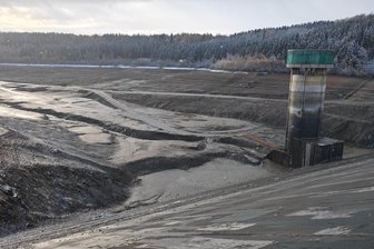 Lichtenberg: Spaziergänger an der abgelassenen Talsperre unterwegs - Die leere Talsperre Lichtenberg lockte auch am Mittwoch Ausflügler an.