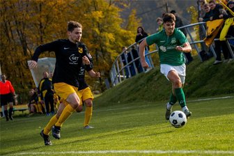 Lichtenberger Fußballer stoppen Talfahrt: Nullnummer im Verfolgerduell gegen Geringswalde - Traf in der ersten Halbzeit nur die Lattenunterkante: Der Lichtenberger Joey Hegewald (r.), hier im Laufduell mit Niklas Vogel.