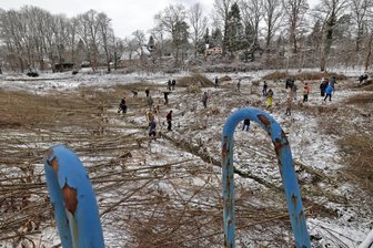 Lichtenstein: Am Samstag wieder Aktionstag fürs Naturbad - Bei einem der Aktionstage waren im Februar die Bäume im ehemaligen Schwimmbecken gefällt worden.