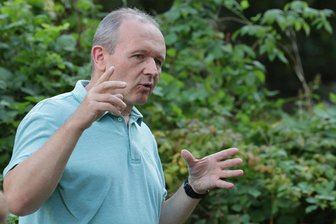 Lichtenstein: Bad-Projekt soll endgültig beschlossen werden - Mario Müller bei einem Termin auf dem Bad-Gelände: Er hofft auf einen baldigen Baustart.