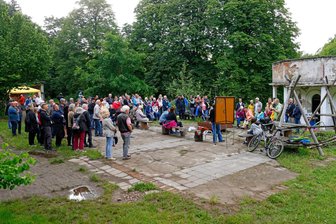 Lichtenstein: Bad, St. Egidien, Schulanbau – die drei Fragezeichen der Stadtpolitik 2025 - Das Interesse am Naturbad-Projekt ist groß, wie sich auch bei diesem Info-Termin im Mai 2024 zeigte. Die Entscheidung über das Vorhaben wurde immer wieder vertagt. Sie dürfte frühestens im März fallen, das wäre rund zweieinhalb Jahre nach Start der Debatte.