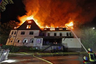 Lichtenstein: Brand lässt nur Reste vom "Unihof" stehen - Was wird aus der Ruine? - Sonntagnacht: Nachdem es bereits im Erdgeschoss des "Uni" in Lichtenstein gebrannt hatte, steht nun der gesamte Dachstuhl in Flammen. Gut 140 Feuerwehrleute aus mehreren Orten kämpfen gegen das Flammenmeer. 