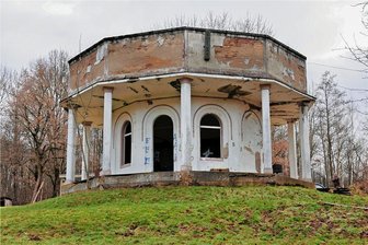 Lichtenstein: Bürgerschaft soll beim Naturbad mitreden - Der Pavillon im ehemaligen Lichtensteiner Stadtbad ist vom Zahn der Zeit gezeichnet.