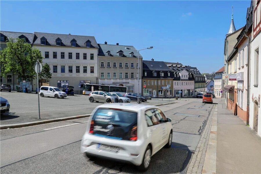 Lichtenstein: Darfs ein Zebrastreifen mehr sein? - Ein Fußgängerüberweg vom Parkplatz am Altmarkt zu den Geschäften auf der anderen Seite sei der Wunsch vieler insbesondere älterer Leute, sagt Stadträtin Ute Hoch. 